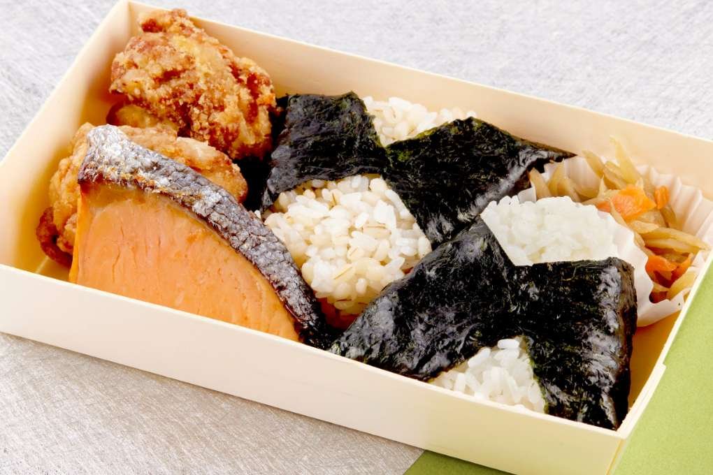 おにぎり弁当 843円(税込)